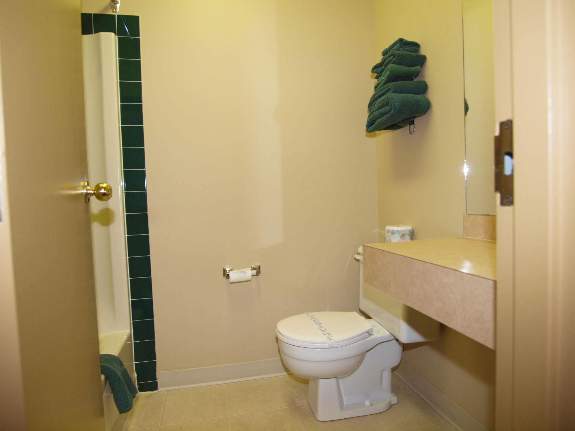 Travelodge By Wyndham Lacombe Extérieur photo